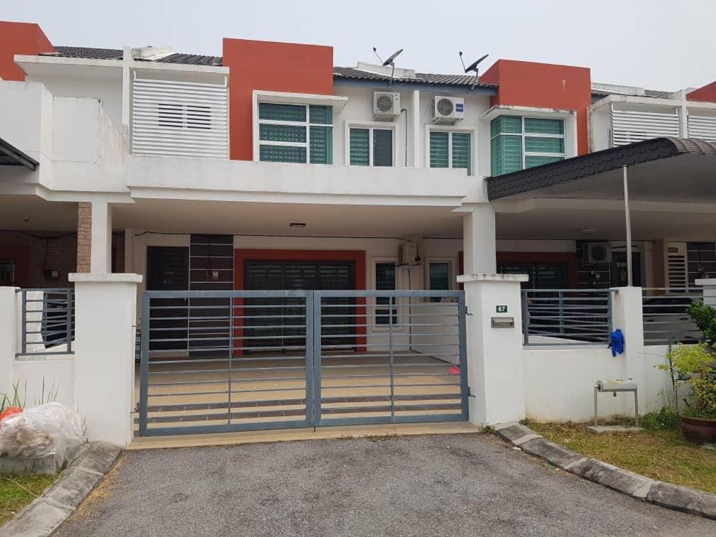 Hasnifana Homestay Seri Iskandar Exteriér fotografie